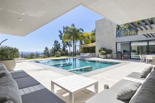 Casa a Benahavís pueblo. Villa contemporánea en primera línea de golf en la alquería, ben