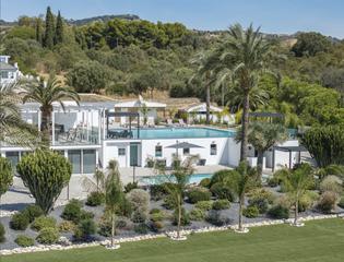 Casa a Elviria. Villa de lujo con vistas al mar y potencial de desarrollo en elv