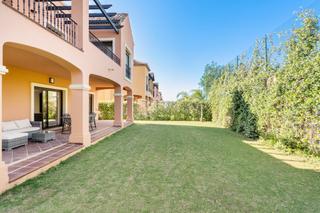 Maison à Valle Romano Golf. Adosada de 4 dormitorios con sótano y jardín en primera línea de