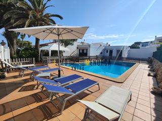 Haus in Cala d´En Bosch-Serpentona. Chalet con licencia turística y piscina