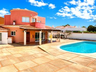 Casa a Cala en Blanes. Calan blanes  chalet con piscina