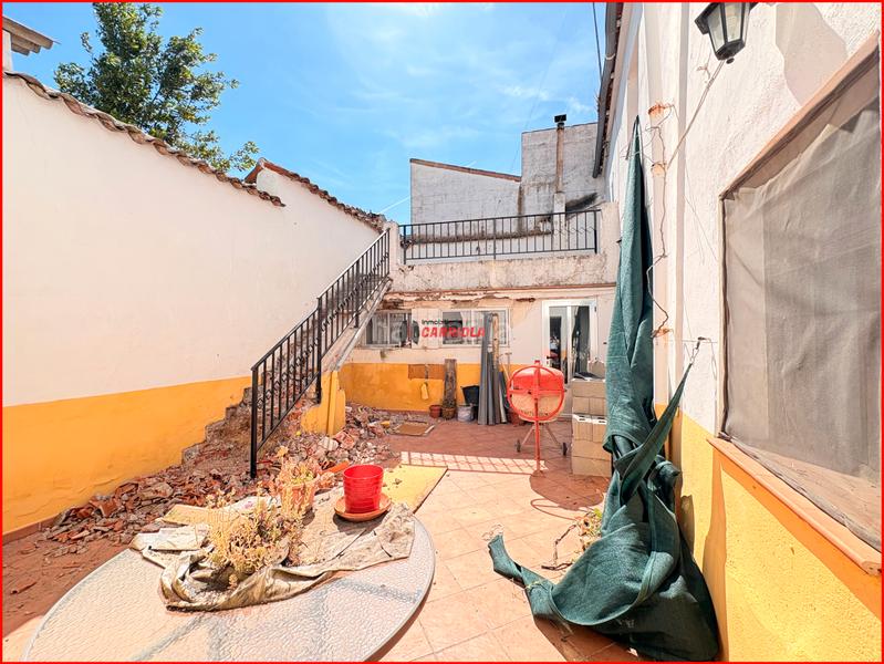 Foto 2406b122-6a7a-41a8-ba47-aaa48e8103c9. Casa adossada a Torre de Esteban Hambrán (La)