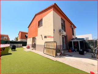 Casa aparellada a Novés. Chalet pareado en novés
