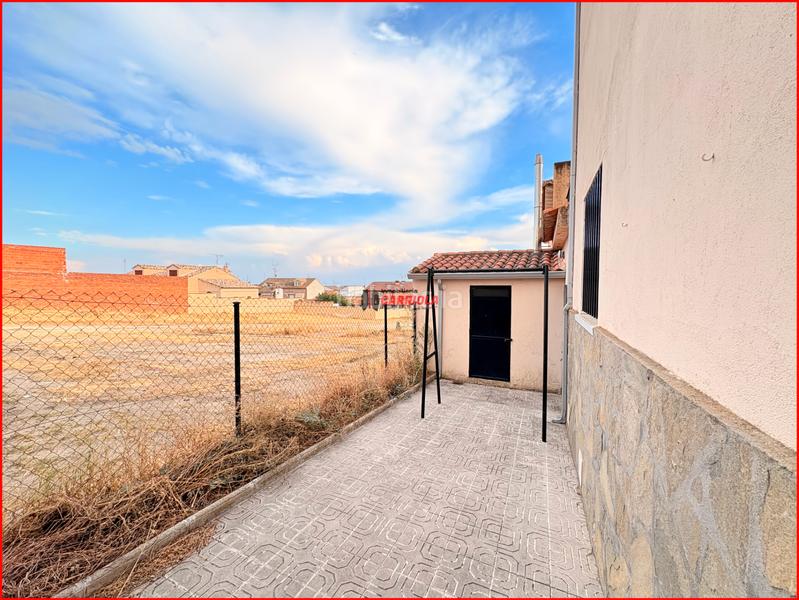 Foto f12c195c-d81b-47a7-8991-b8d04db8d628. Casa adossada amb xemeneia calefacció aparcament piscina a Nombela