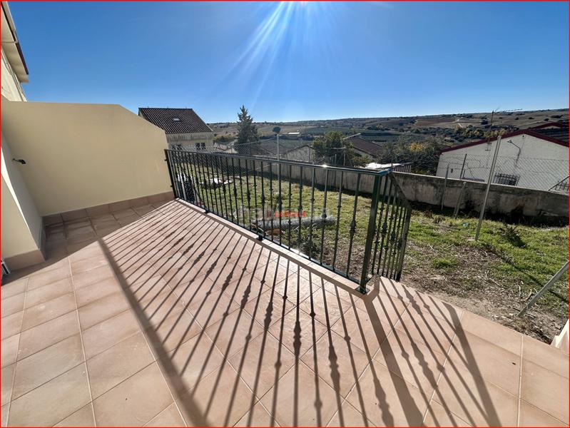 Foto f3b2843a-a0a9-4382-bdef-15e9309821dc. Casa adossada a calle padre marciano alba martínez 2 a Torre de Esteban Hambrán (La)