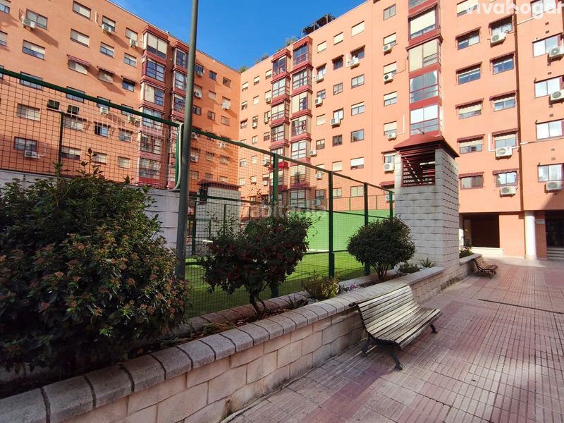 Foto b493cf52-090d-4e6a-9572-5487c95d8c45. Pis amb calefacció aparcament piscina a San Fermín Madrid