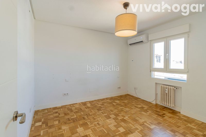 Foto dd9b26a5-a134-4ad2-a850-de2ed8239ae9. Pis amb calefacció aparcament a Guindalera Madrid