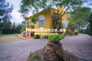 Chalet à Carrer la lluna 55. Chalet independiente con piscina y zona ajardinada