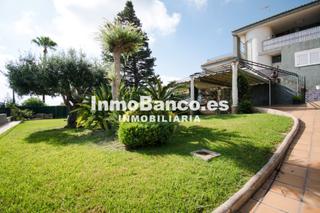 Xalet a Avenida del rio turia 289. Bonito chalet independiente con piscina y  precioso jardín
