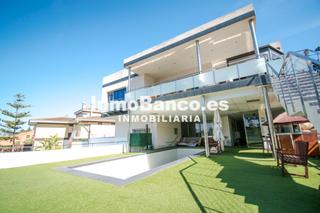 Xalet a Calle río jarama - santo domingo 26. Increíble casa con piscina de línea moderna