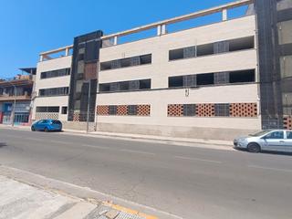 Edificio en Carrer de carlos gomis 1. Sin comisión de agencia, no se puede visitar esta tapiado