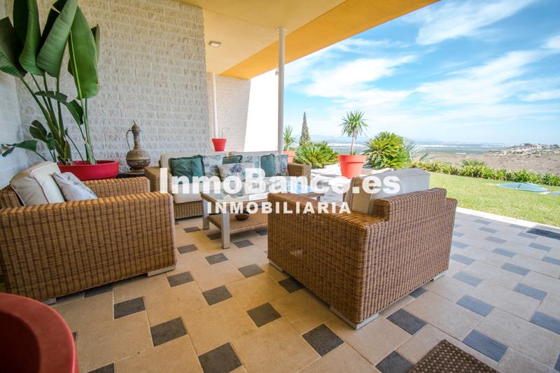 Foto 12f3663f-9918-4090-a499-610cec55d648. Chalet dans calle paiporta 12 dans Cumbres de Calicanto Torrent