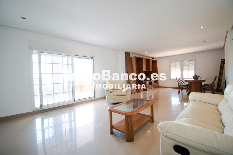 Foto 8f7f9851-66b7-4325-b645-1b836075c6a2. Chalet avec cheminée chauffage parking piscine dans Chiva