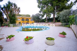 Chalet en Carrer la lluna 54. Chalet independiente con piscina y zona ajardinada