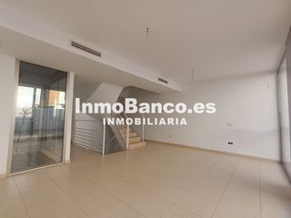 Affitto Casa a schiera in Núcleo Urbano. Disponible a partir de abril , sin amueblar y sin electrodomésti