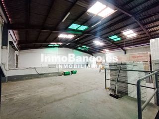 Nau industrial a Carrer martí l'humà 2. Nave  bien ubicada con muelle de carga y licencia de transporte