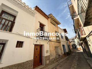 Doppelhaus in Cirat. Casa con terraza y vistas