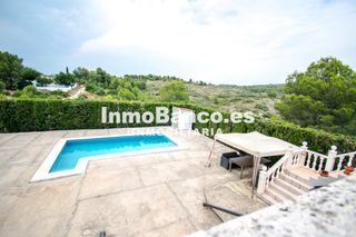 Mas à Monserrat. Bonita casa con piscina