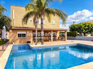 Chalet in Avenida del Rio Turia 587