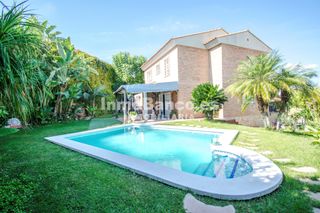 Chalet à Avenida del rio turia 1221a. Chalet independiente en la zona de san miguel, perfecto para ent