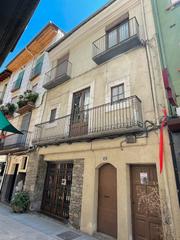 Maison à Carrer major 42. Edificio céntrico en sort