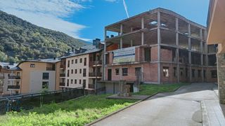 Edificio in Carrer de les neroses. Estructura de 4461 m2 para 39 viviendas en zona alta de sort