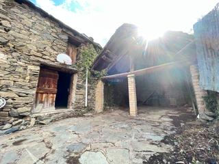 Mas à Carrer mig,del,ag. roni 14. Casa a reformar amb pati