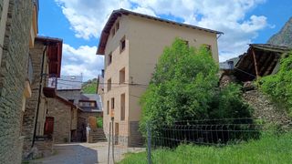 Casa  Plaça macot-ainet de cardos. Edifici amb apartaments i jardí
