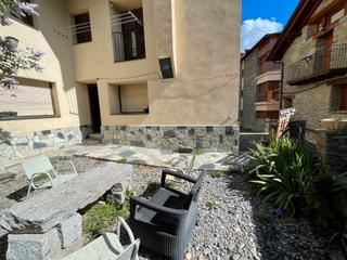 Casa a Plaa macot-ainet de cardos 5. Edifici amb apartaments i jard