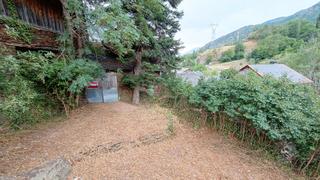 Masia a Lladorre. Cobert amb jardí a lladorre