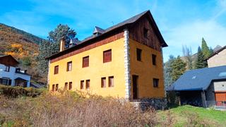 Casa a Vall de Cardós. Amplia casa amb jardí a la vall de cardós