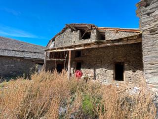 Bauernhof  Carretera ginestarre 18. Cobert amb era a esterri de cardós