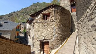 Mas  Carrer de la roca. Paller urbà assolellat a llavorsí