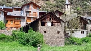 Bauernhof  Carrer a aynet de besan. Gran paller urbà amb jardí a vall ferrera