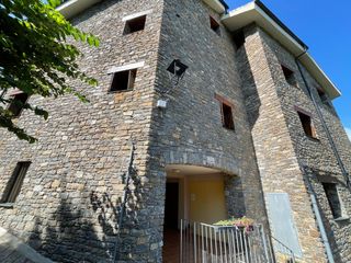 Apartament a Carrer darrere,ag. roni 10. Piso en planta baja en roní