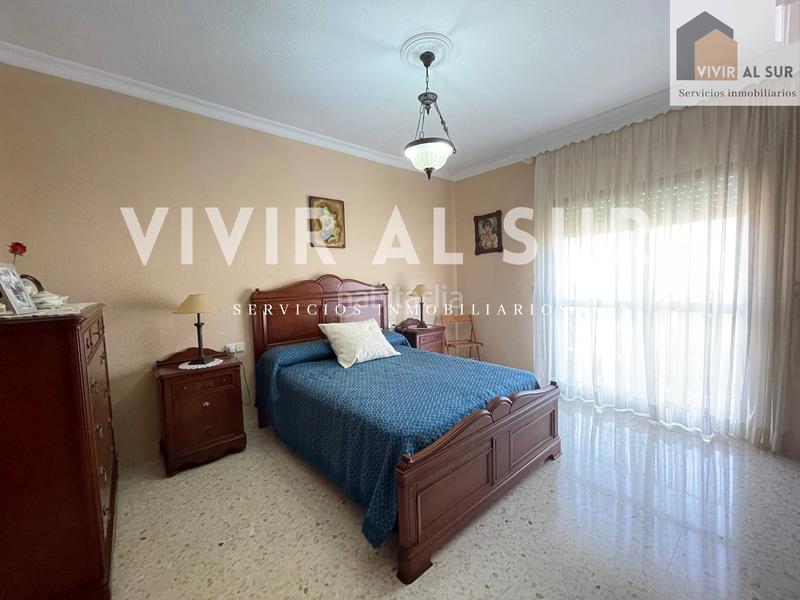 Foto 4ed1cc40-ce44-4a79-8851-30935965b741. Xalet amb xemeneia aparcament a El Rinconcillo Algeciras