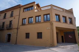 Masia  N/a. Casa rústica con piscina interior y terraza