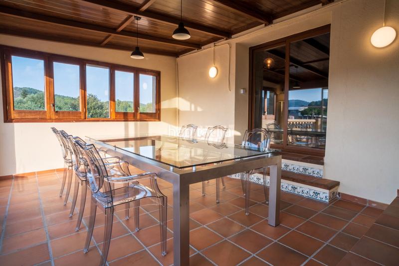 Foto c4b35ed9-adf4-4ace-8110-ae348c57992d. Masía casa rústica con piscina interior y terraza en Boadella i les Escaules