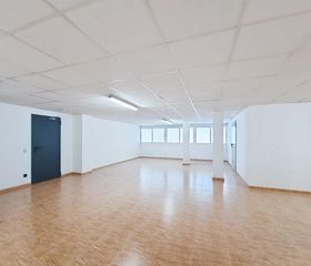 Industrial building in Campello Pueblo. Nave industrial en el campello