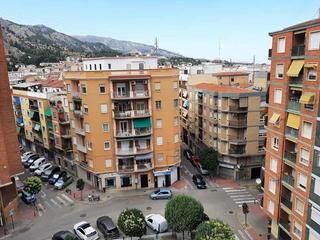 Pis a Santa Rosa. Amplia vivienda exterior con ascensor, balcón y tres dormitorios
