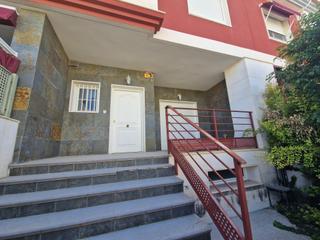 Maison jumelée à Petrer. Adosado de tres plantas en venta en petrer