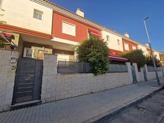 Reihenhaus in Petrer. Adosado de tres plantas en venta en petrer