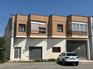 Casa a Caudete. Vivienda con gran amplitud y múltiples opciones en avenida de va