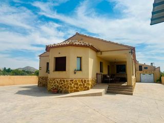 Xalet a Caudete. Exclusivo chalet moderno con piscina y casa de invitados