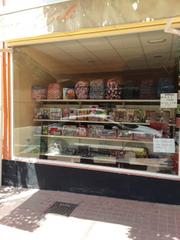 Local commercial à Agost. Comercio en venta y alquiler  con vivienda en el centro de agost
