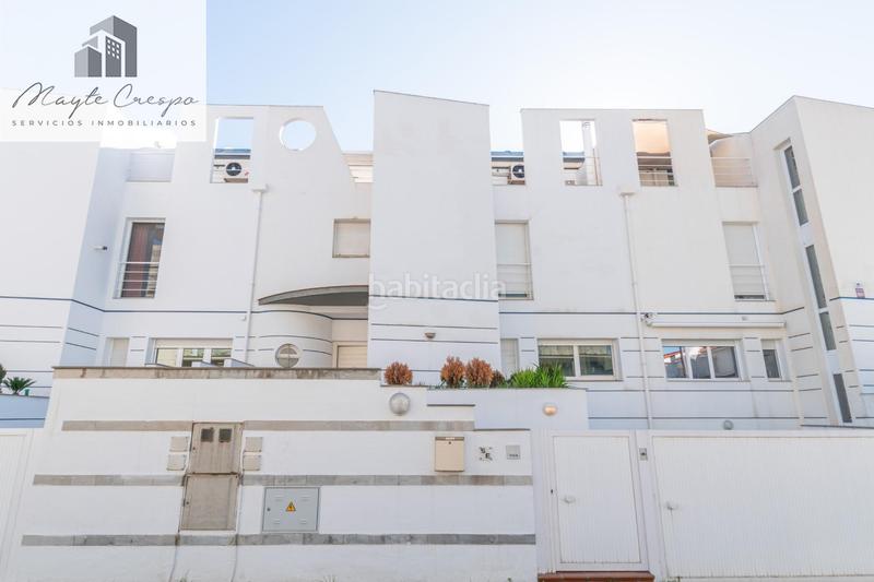 Foto f0fc2cdd-3799-4d27-ab97-402985fd4001. Chalet azo en zaidín con piscina privada espacio, luz y comodidad en una zona top en Granada