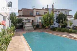 Xalet  Calle fernando de los rios. Chalet de 505 m2 construidos con piscina y jardines. 5 dormitori