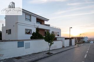 Xalet  Calle cenes de la vega. Bienvenido al hogar de tus sueños en los altos de la zubia!