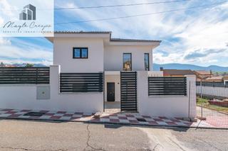 Xalet  Avenida avenida del molino alto. Chalet nueva construcción en otura. 5 dormitorios ,3 baños.