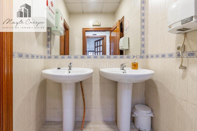 Foto e3b9f89f-6ffe-41f2-9c61-27b1e27d9f2e. Local comercial en calle isaac albeniz 12 local comercial en Granada